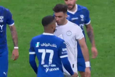 اشتباك بين ميتروفيتش وحمد الله يخطف الأنظار في قمة الهلال والشباب (فيديو)